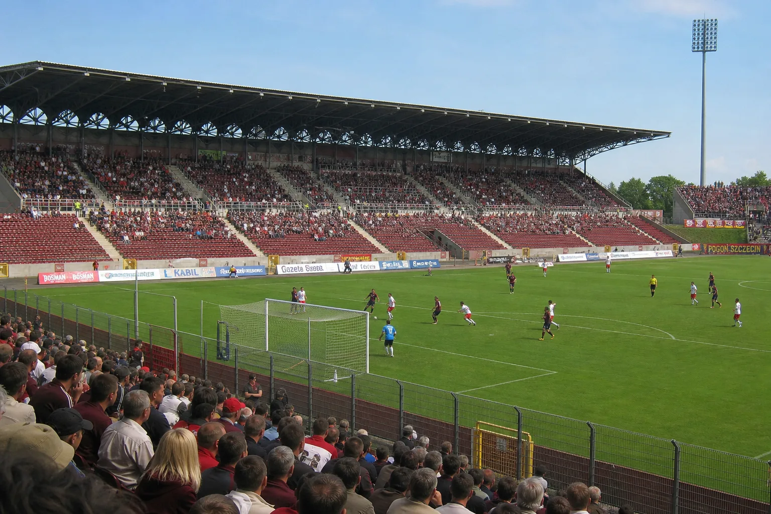 Stadion piłkarski podczas meczu I ligi — awans Podbeskidzia do ekstraklasy