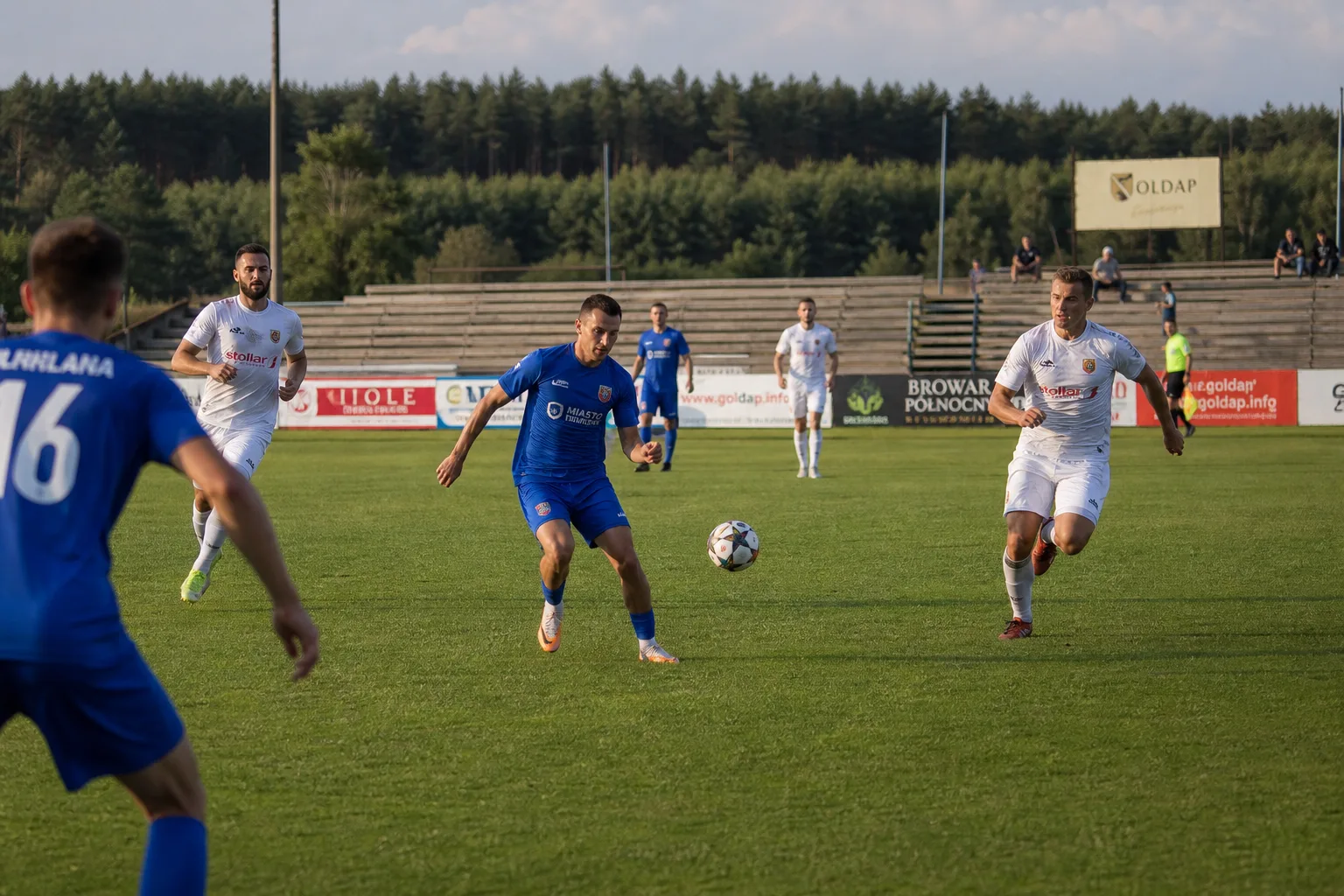Mecz piłki nożnej III ligi grupy III — końcówka sezonu w lokalnym stadionie