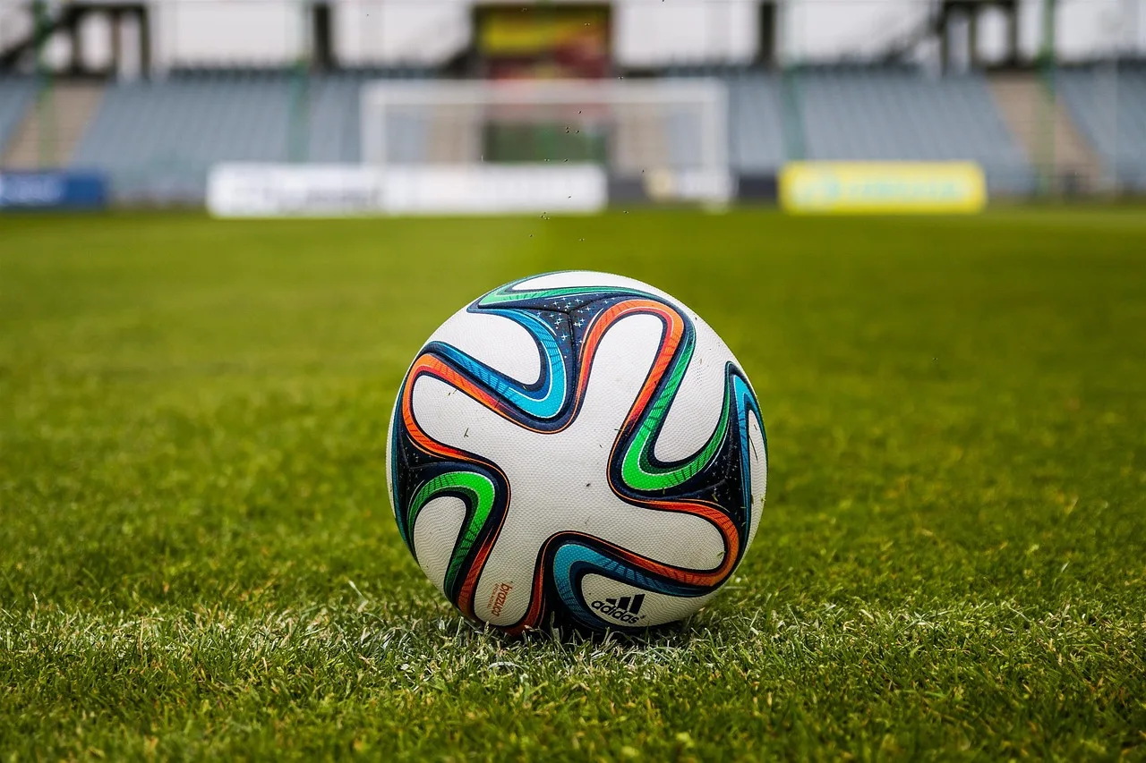 Piłka nożna na stadionie piłkarskim