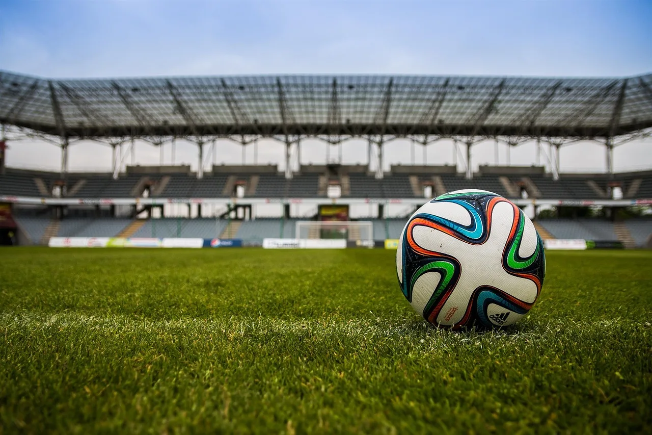Piłka nożna na murawie stadionu