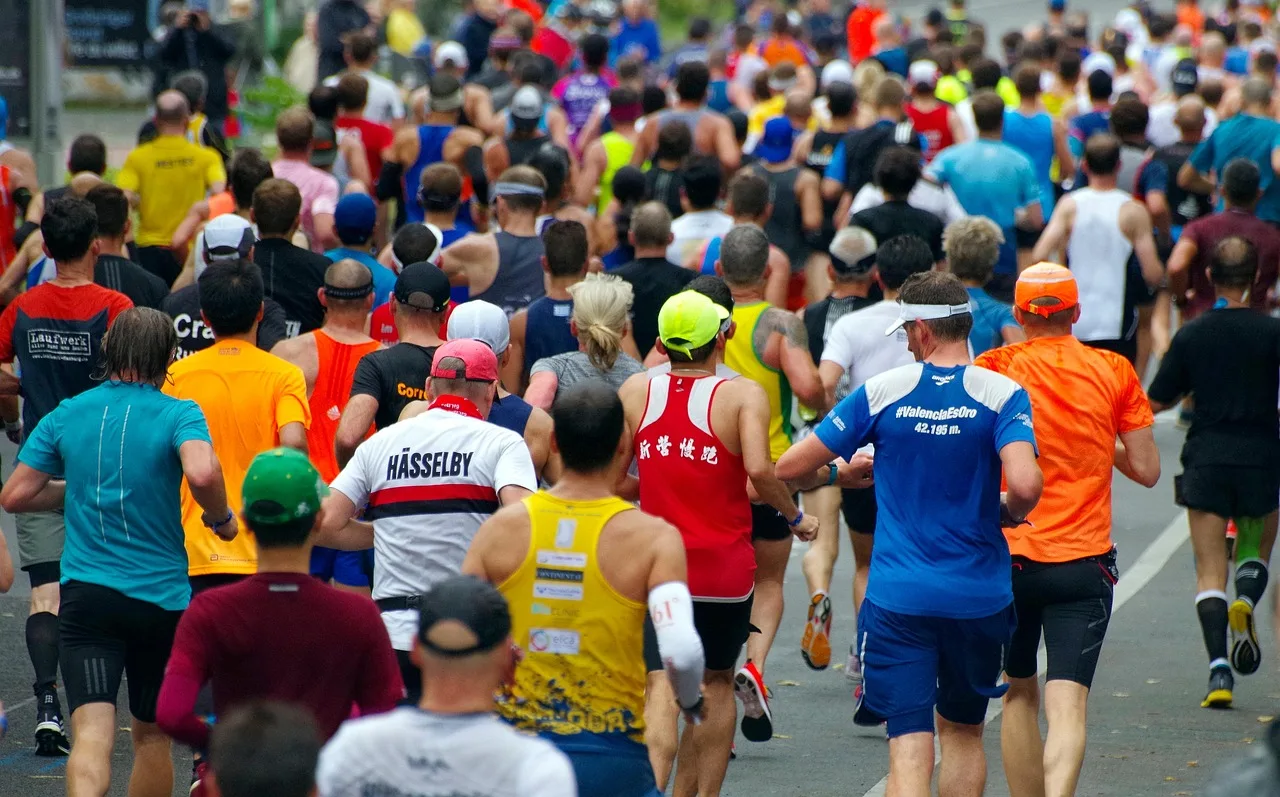 biegacze podczas półmaratonu na ulicy