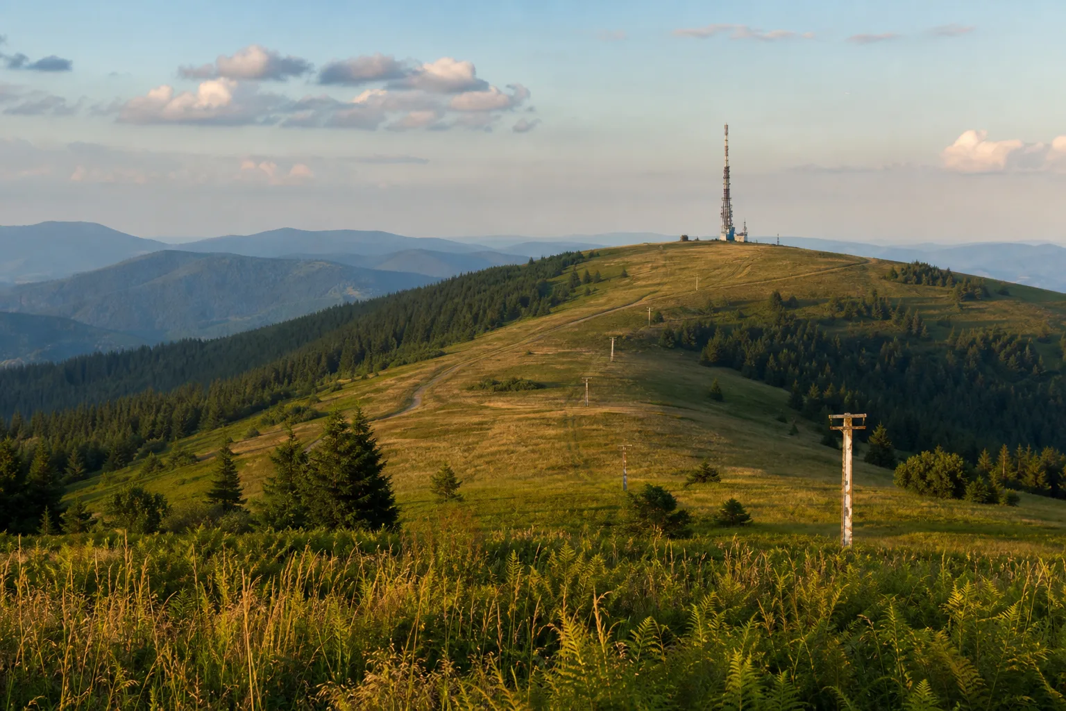 Skrzyczne 1257 m — najwyższy szczyt Beskidu Śląskiego z masztem telekomunikacyjnym i polanami szczytowymi