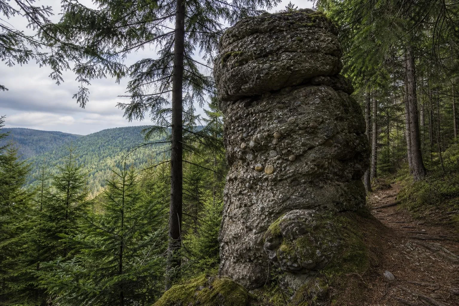Skalna ambona na Malinowskiej Skale przy czerwonym szlaku